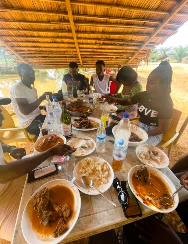Poisson braisé servi avec attiéké